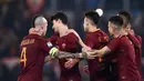 Para pemain AS Roma merayakan gol Diego Perotti (2kiri) saat melawan Chievo Verona pada lanjutan Serie A Italia di Olympic Stadium, Roma, (22/12/2016).  (AFP/Filippo Monteforte)