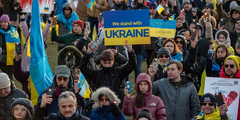 Ratusan Orang Berunjuk Rasa Peringati Dua Tahun Invasi Rusia ke Ukraina
