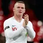 Striker Inggris, Wayne Rooney bertepuk tangan usai pertandingan persahabatan melawan Amerika Serikat (AS) di Stadion Wembley, Inggris (16/11). Laga ini merupakan laga perpisahan bagi Wayne Rooney bersama timnas Inggris. (AP Photo/Alastair Grant)