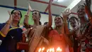 Sekumpulan waria India tampak merayakan kebahagiaan mereka setelah Mahkamah Agung India melegalkan status transgender (AFP PHOTO/PUNIT PARANJPE) 