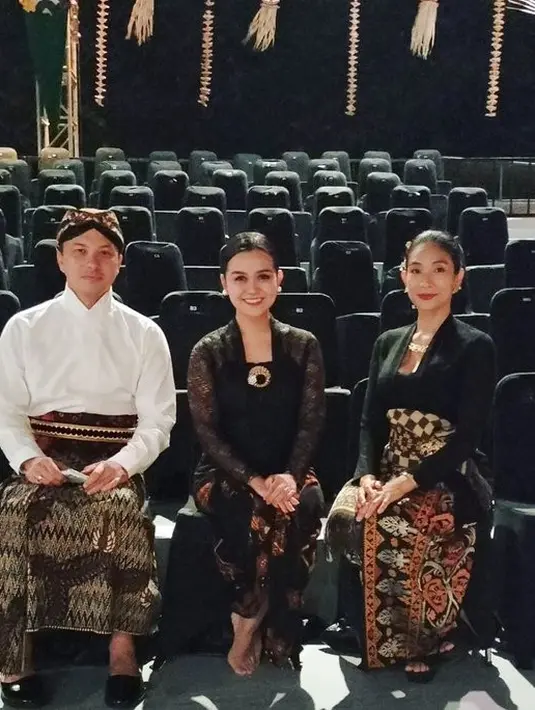 Potret Nicholas Saputra Pakai Bergam Baju Adat (Sumber: Instagram/elizabethsudira)