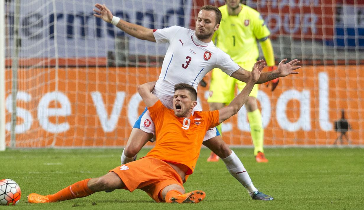 Georginio Wijnaldum (C) of the Netherlands fights for the ball with Vladimir Darida selama pertandingan Grup A kualifikasi Euro 2016 di Amsterdam, Belanda, Rabu (14/10/2015). Belanda kalah dengan skor  2-3. (REUTERS/Toussaint Kluiters)