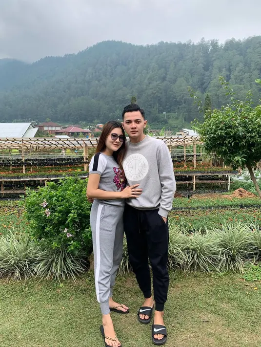 Memakai outfit senada tak hanya ditunjukkan saat momen-momen penting saja. Pelantun lagu duet 'Banyu Moto' ini juga tampil serasi saat di keseharian. Keduanya memakai baju bernuansa abu-abu saat sedang santai menikmati udara sejuk alam pedesaan. (Liputan6.com/IG/@nellakharisma)