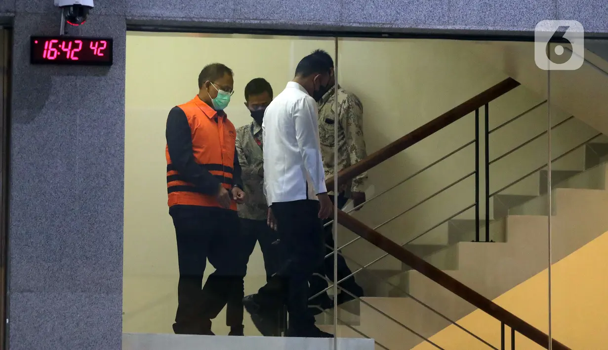 Tersangka Edy Wibowo yang merupakan Hakim Yustisial/Panitera Pengganti Mahkamah Agung (MA) dikawal petugas untuk dilakukan penahanan di Gedung Komisi Pemberantasan Korupsi (KPK), Rasuna Said, Jakarta, Senin (19/12/2022). KPK kembali menetapkan tersangka baru Edy Wibowo dalam kasus suap pengurusan perkara di MA menyusul 13 orang tersangka termasuk dua hakim agung Sudrajad Dimyati dan Gazalba Saleh. (Liputan6.com/Johan Tallo)
