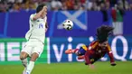 Penyerang Italia Federico Chiesa berebut bola dengan bek Spanyol Marc Cucurella dalam duel matchday 2 Grup B Euro 2024 di AufSchalke Arena pada Jumat (21/6) dinihari WIB. (AP Photo/Manu Fernandez)