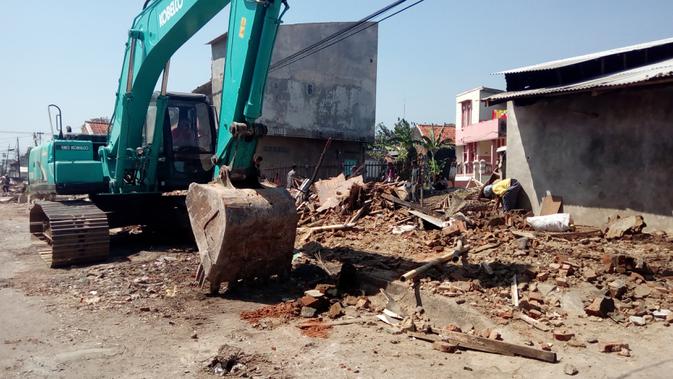 Pembongkaran sejumlah bangunan di sepanjang jalur Cibatu-Garut terus dikebut petugas (Liputan6.com/Jayadi Supriadin)