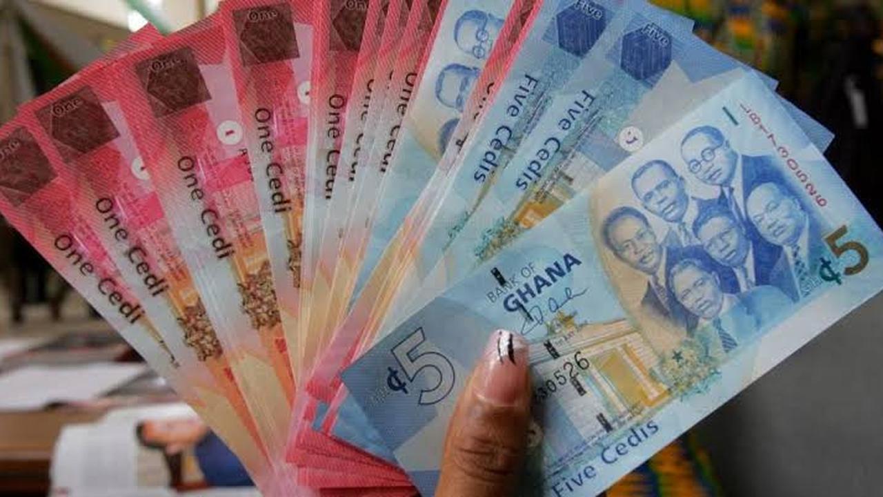 Mata Uang Cedi. Foto: ISSOUF SANOGO/AFP