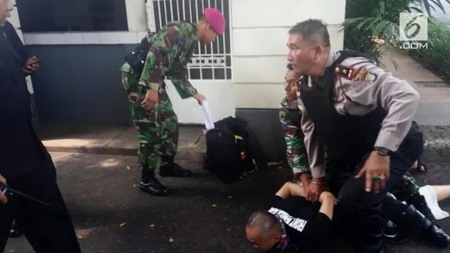 Pria tersebut juga sempat mengamuk dan mengancam akan membakar pos polisi di Taman Suropati, Menteng, Jakarta Pusat.