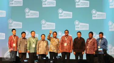 Menkominfo Rudiantara (tengah) foto bersama usai membuka Indonesia E-commerce Summit and Expo (IESE) 2017 di Indonesia Convention and Exhibition (ICE), BSD City, Tangerang Selatan, Rabu (9/5). (Liputan6.com/Angga Yuniar) 