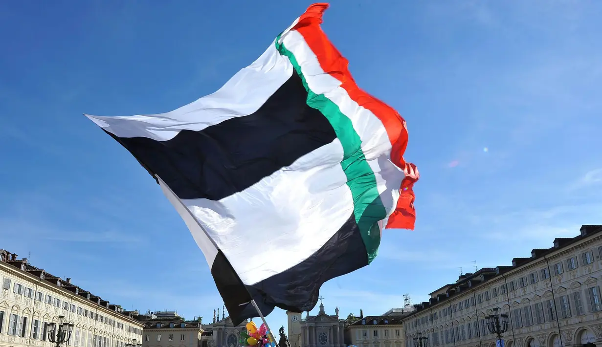 Bendera raksasa Juventus dikibarkan warga saat merayakan gelar Scudetto yang ke-33 usai mengalahkan Crotone pada laga Serie A di jalanan Kota Turin, Minggu (21/5/2017). (EPA/Alessandro Di Marco)