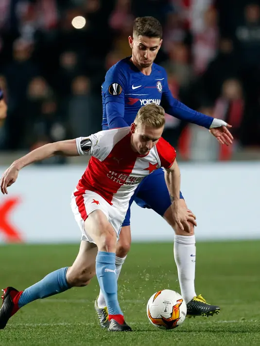 Pemain Chelsea Jorginho berebut bola dengan pemain Slavia Praha, Petr Sevcik dalam laga leg pertama perempat final Liga Europa 2018-19 di Sinobo Stadium, Kamis (11/4). Chelsea sukses meraih kemenangan atas Slavia Praha dengan skor tipis 1-0. (AP/Petr David Josek)