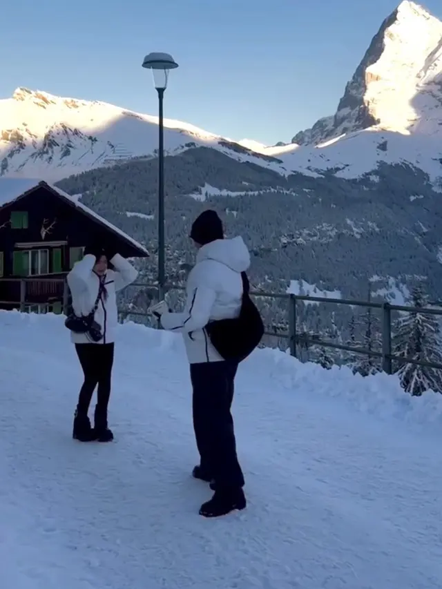 Brisia Jodie Dilamar Jonathan Alden di Hamparan Salju Swiss. [@brisiajodie96]