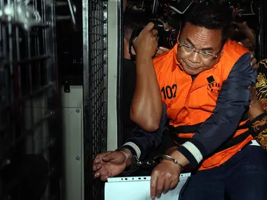 Bupati Pati, Sudewo dikawal petugas masuk ke dalam mobil tahanan usai menjalani pemeriksaan intensif di Gedung Merah Putih Komisi Pemberantasan Korupsi (KPK), Jakarta, Selasa (20/1/2026). Usai melakukan pemeriksaan intensif, pihak KPK langsung menetapkan sekaligus menahan Bupati Pati Sudewo. (Liputan6.com/Helmi Fithriansyah)