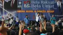 Ketum Partai Amanat Nasional (PAN), Zulkifli Hasan menyapa pendukung selama kampanye akbar Partai Amanat Nasional (PAN) di Sawangan, Depok, Kamis (27/3). Partai Amanat Nasional mengambil tema Doa dan Dendang Kemenangan.  (Liputan6.com/Herman Zakharia)