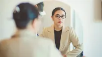 6 Inspirasi Outfit Baju Kantor Ala Prilly Latuconsina, Kasual hingga Formal