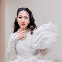 Kecintaan Sherina Munaf akan anime tertuang dalam penampilan terbarunya yang penuh nuansa magis. [@sherinamunaf]