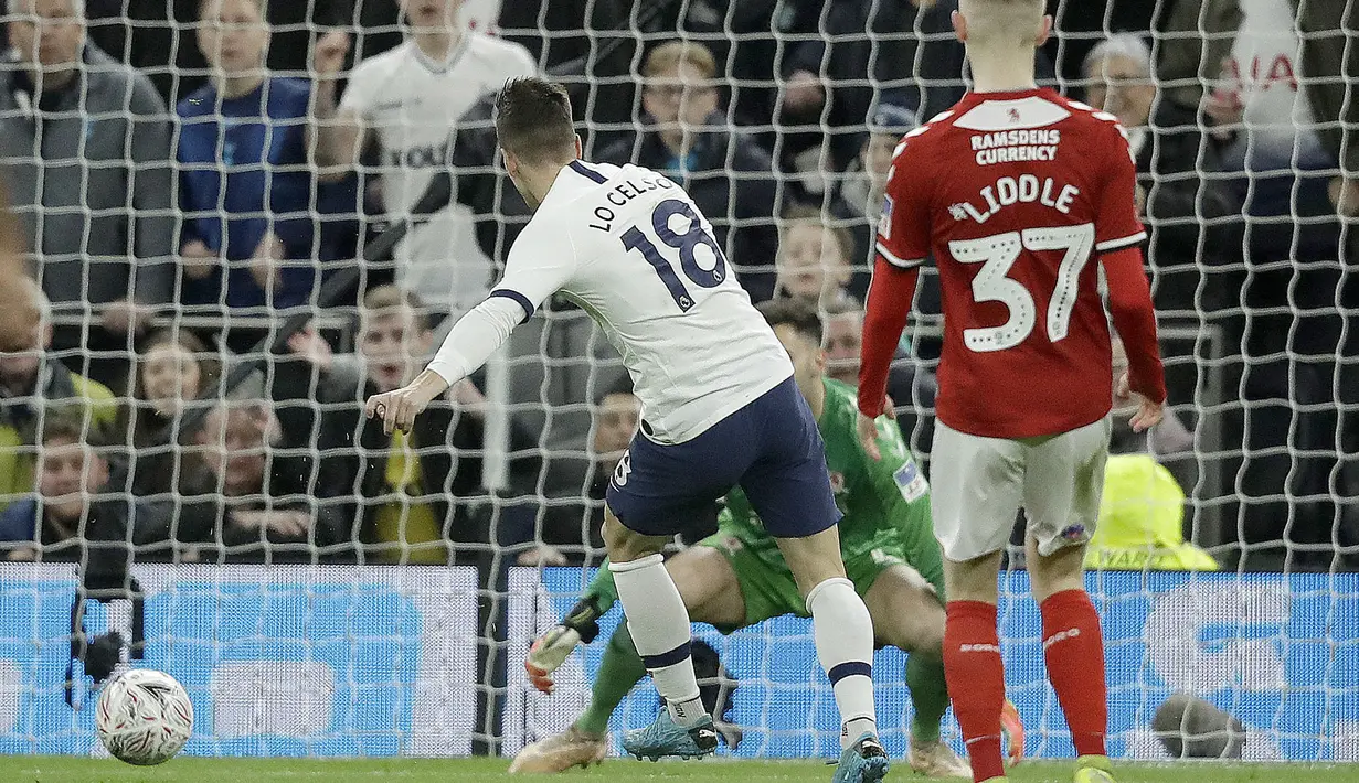 Pemain Tottenham Hotspur Giovani Lo Celso mencetak gol ke gawang Middlesbrough FC pada pertandingan Piala FA di Tottenham Hotspur Stadium, London, Selasa (14/1/2020). Tottenham menang 2-1 dan lolos ke babak 32 besar.(AP Photo/Matt Dunham)