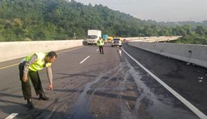 Kecelakaan maut yang melibatkan mobil rombongan guru dan truk crane terjadi di KM 426 Tol Semarang-Solo, Kabupaten Semarang, Jateng, Selasa (6/1/2026). (Liputan6.com/ Dok Humas Polres Semarang)