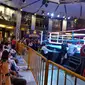 Sekitar ratusan orang menyaksikan pertandingan Mahkota Boxing Super Series 2018 yang dihelat di Cilandak Town Square, Sabtu (10/3/2018). (Bola.com / Zulfirdaus Harahap)