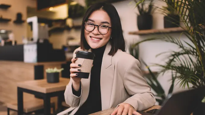 wanita februari berkacamata