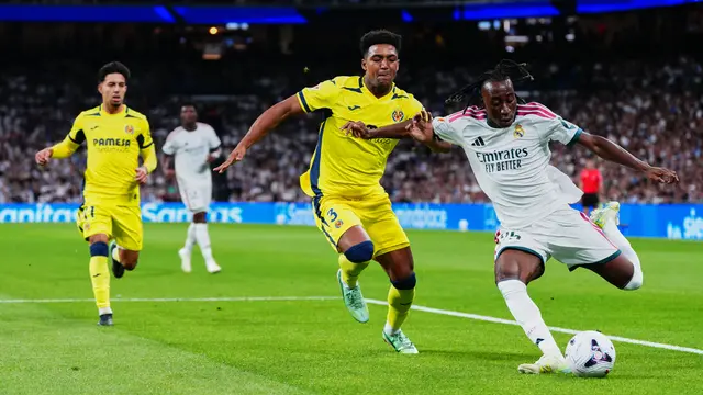 Pemain Villarreal Alex Freeman mengawal pemain Real Madrid Yan Diomande