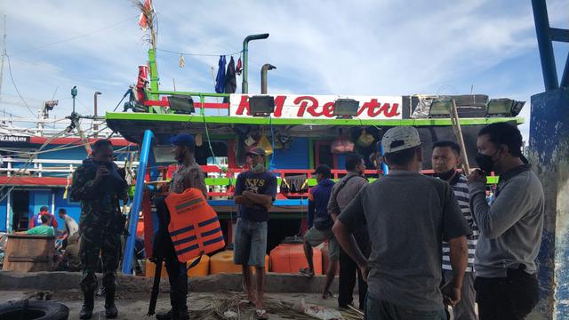 Viral video sejumlah lumba-lumba yang terjaring kapal nelayan.