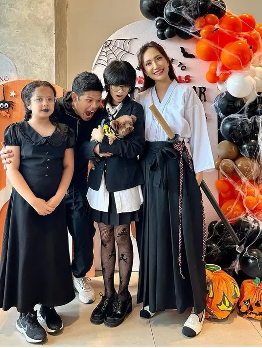 Dayana Zoelie, anak kedua Artika Sari Devi dan Baim Wong memilih menjadi karakter Wednesday dengan dress hitam dan makeup boldnya. [@baimguitar]