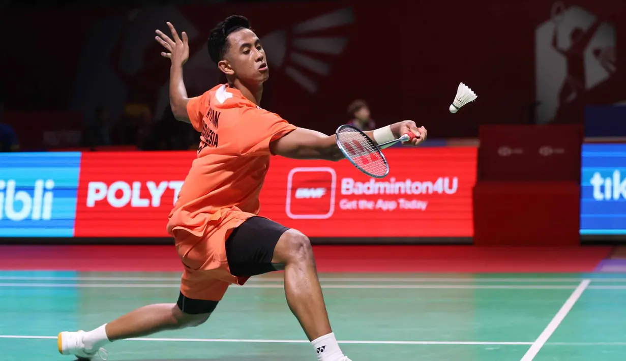 Pebulu tangkis tunggal putra Indonesia, Alwi Farhan, berusaha mengembalikan kok ke arah Lakhsya Sen (India) pada babak 32 besar Indonesia Open 2026 di Istora Senayan, Jakarta, Selasa (2/6/2026). (Bola.com/M Iqbal Ichsan)