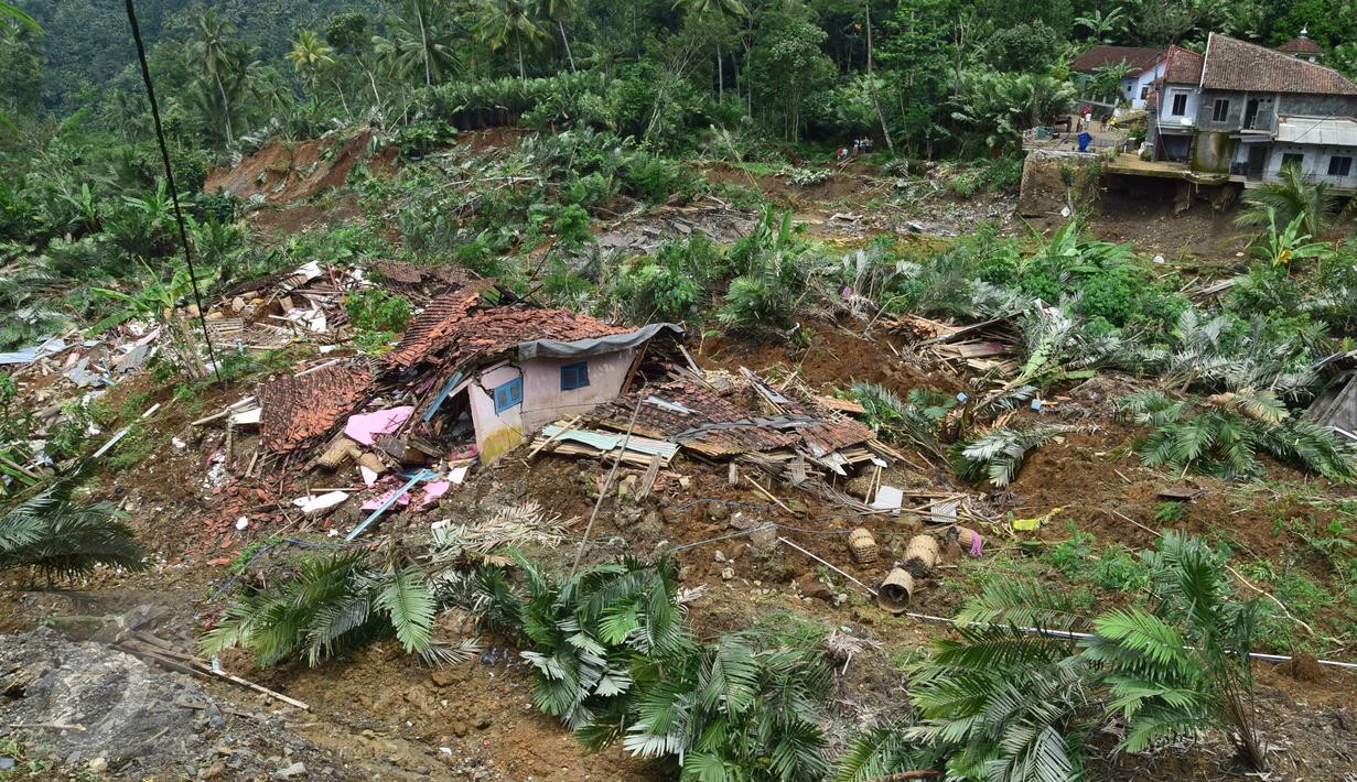 Sebuah rumah hancur akibat bencana longsor di Desa Clapar, Kecamatan Madukara, Banjarnegara, Jawa Tengah, Rabu (30/3). Sebagian warga mengungsi ke tempat aman dan diperkirakan longsoran menutup lahan kebun buah salak seluas 60 hektar. (Foto: Gholib)
