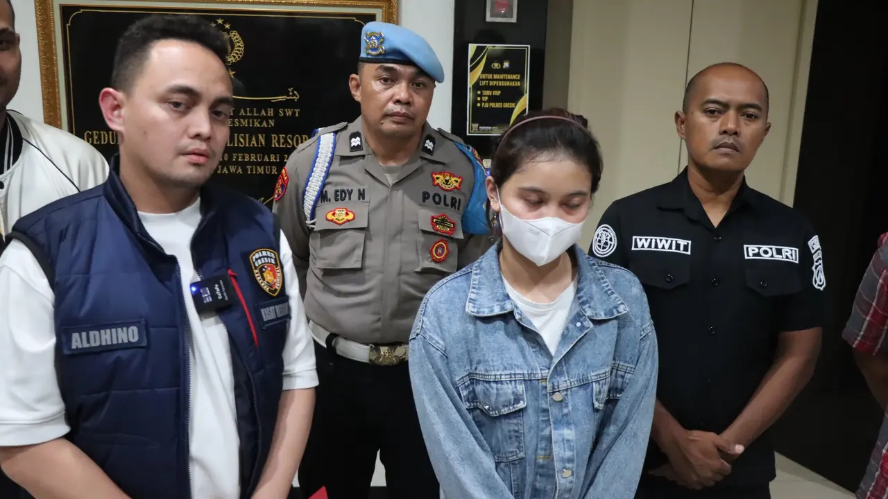 Azizatus Sholihah (24) saat diamankan di kantor polisi Gresik. (Dian Kurniawan/Liputan6.com)