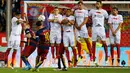 Penyerang Barcelona, Lionel Messi saat melakukan tendangan bebas dalam pertandingan final Piala Copa del Rey di Madrid, (23/5). Barcelona menang atas Sevilla dengan skor 2-0. (Reuters / Sergio Perez)