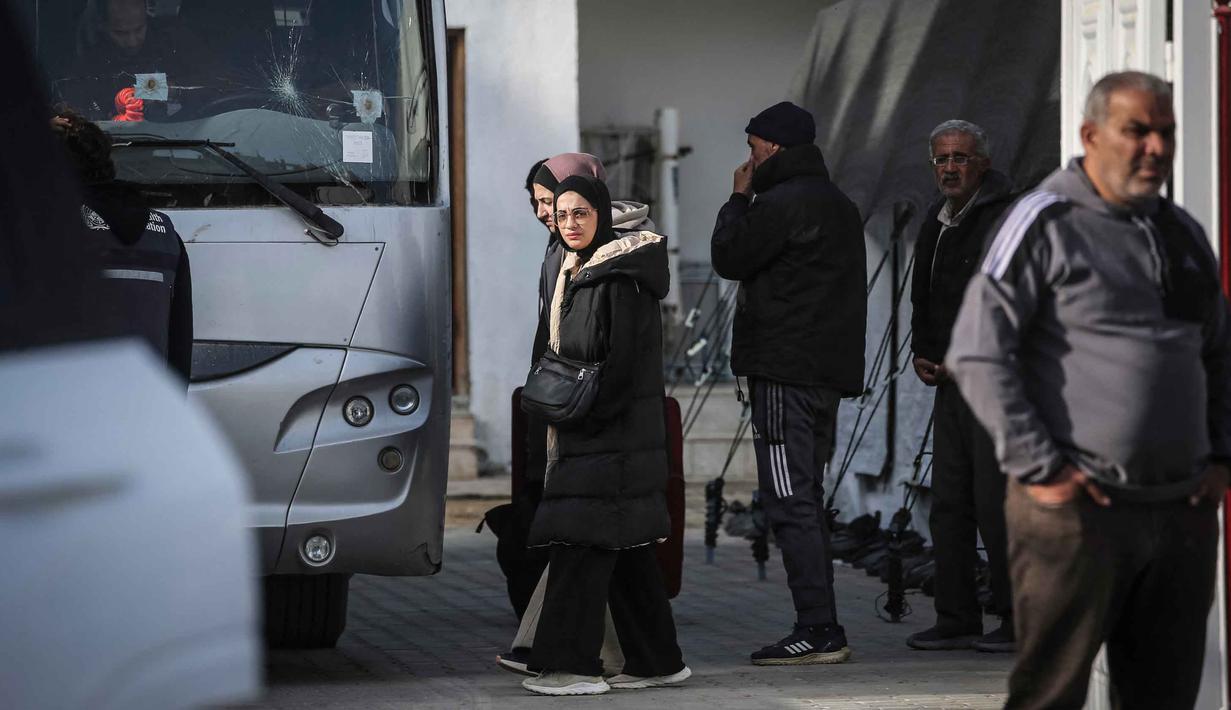 Pembukaan kembali pelintasan kini menjadi harapan baru bagi ribuan warga Gaza, mengingat ada lebih dari 1.000 pasien dilaporkan meninggal dunia selama periode penutupan karena tidak bisa mendapatkan akses medis di luar Gaza. Tampak dalam foto, sekelompok warga Palestina berkumpul sambil menunggu untuk meninggalkan Gaza menuju Mesir melalui penyeberangan perbatasan Rafah setelah dibuka untuk pertama kalinya sejak perang AS-Israel dengan Iran dimulai, di Khan Yunis pada 19 Maret 2026. (Bashar TALEB/AFP)