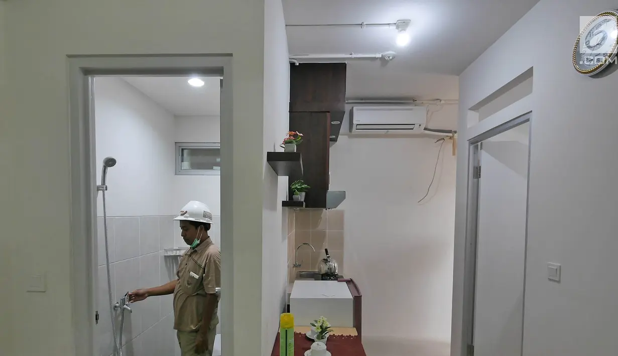 Petugas mengecek keran air di Rusunami Klapa Village, Jakarta, Minggu (28/7/2019). Proses pembangunan Rusunami Klapa Village sudah mencapai 90 persen dan rencananya akan diresmikan pada pertengah bulan Agustus oleh Gubernur DKI Jakarta Anies Baswedan. (Liputan6.com/Herman Zakharia)