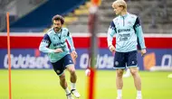 Gelandang Denmark Thomas Delaney (kiri) dan penyerang Denmark Kasper Dolberg mengambil bagian dalam sesi latihan dalam persiapan UEFA Euro 2024 di Stadion Brondby di Brondby, Kamis (30//5/2024). (Ida Marie Odgaard / Ritzau Scanpix / AFP)