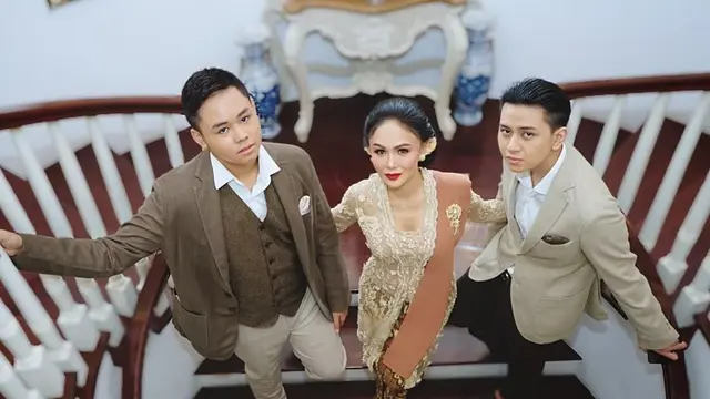 6 Potret Kompak Yuni Shara dan Kedua Putranya di Acara Nikahan Atta-Aurel