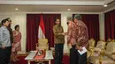 Presiden Jokowi berjabat tangan dengan salah satu anggota Dewan Pertimbangan Presiden (Wantimpres) di Kantor Presiden Kompleks Istana Kepresidenan Jakarta, Rabu (1/4/2015). Jokowi dan Wantimpres menggelar pertemuan tertutup. (Liputan6.com/Faizal Fanani)