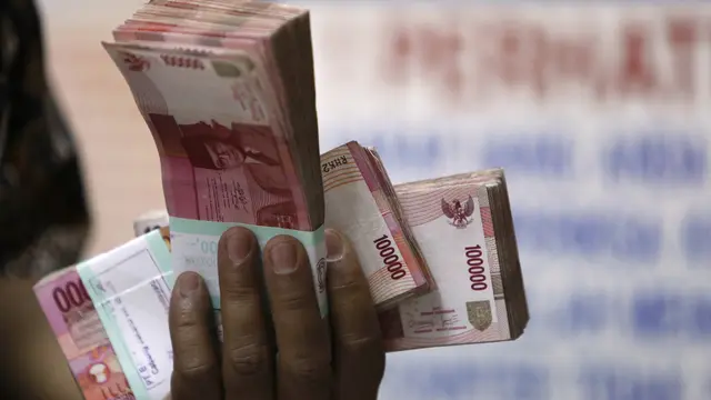 Rupiah Nyaris Tembus 16.000 per USD