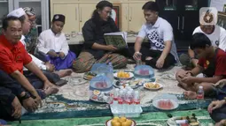 Suami Erina Gudono itu juga menyambangi rumah salah seorang relawan Jokowi. (Liputan6.com/Herman Zakharia)