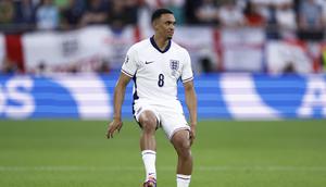 Gelandang Timnas Inggris, Trent Alexander-Arnold, saat menghadapi Belgia dalam laga Grup C Euro 2024 di Arena AufSchalke di Gelsenkirchen, Senin (17/6/2024) dini hari WIB. (KENZO TRIBOUILLARD / AFP)