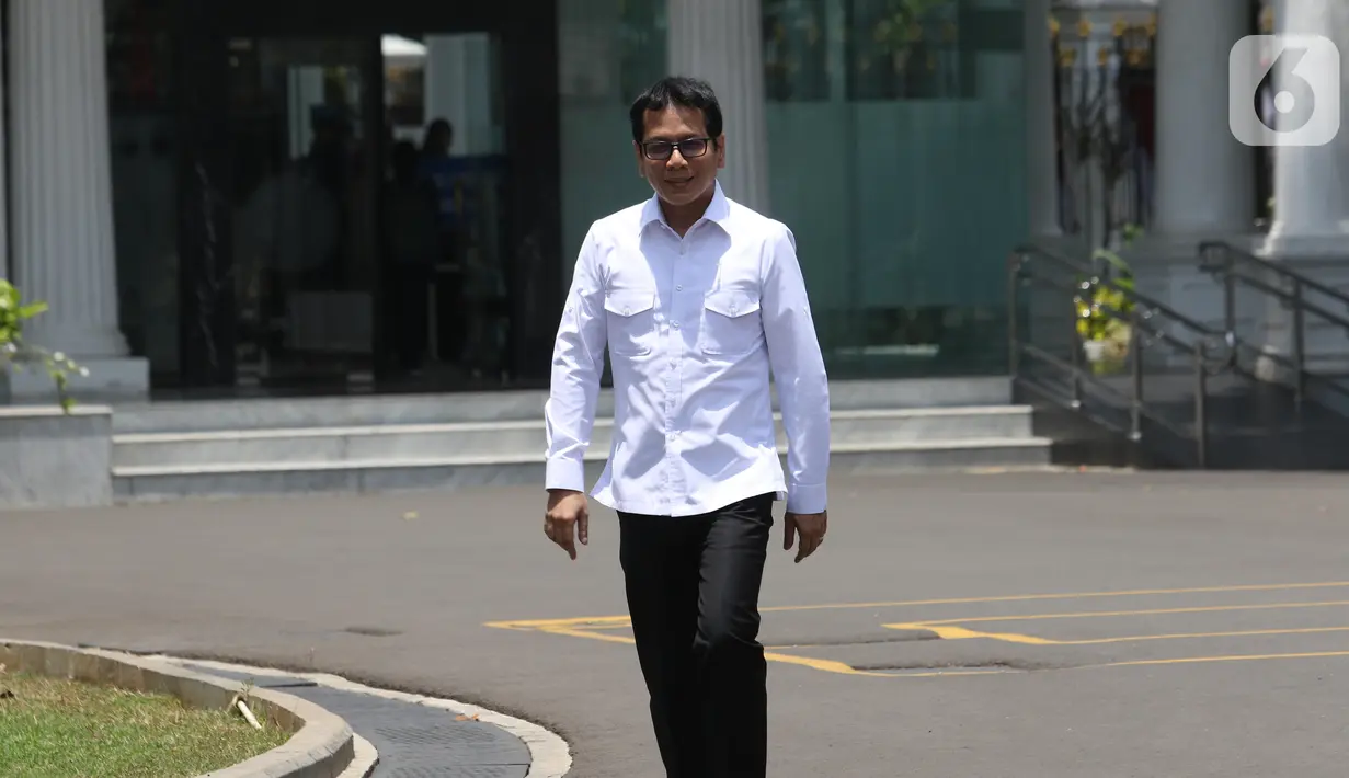 CEO NET Televisi Wishnutama saat tiba di Kompleks Istana, Jakarta, Senin (21/10/2109). Kedatangan Wishnutama berlangsung jelang pengumuman menteri Kabinet Kerja Jilid II oleh Presiden Joko Widodo atau Jokowi. (Liputan6.com/Angga Yuniar)