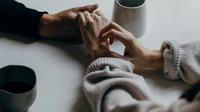 Ilustrasi pasangan bergandeng tangan untuk mempertahankan hubungan | copyright unsplash.com/Priscilla Du Preez 🇨🇦