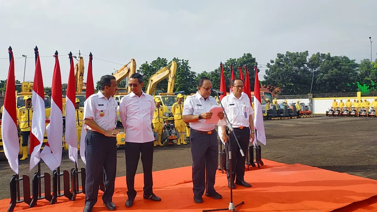 Dinas Bina Marga menggelar apel kesiapsiagaan dalam menghadapi cuaca ekstrim di Pool DBM Alkal Pulogebang, Jakarta Timur, Rabu (4/1/2022)