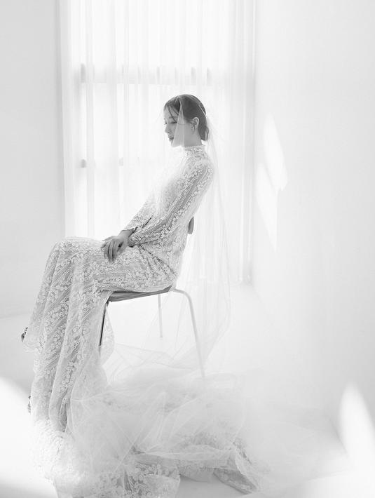 <p>Cha Chung Hwa yang mengenakan gaun pengantin duduk dengan anggun. Gaun cantiknya mengekspose proporsi tubuhnya yang ideal. Sari angle ini, Cha Chung Hwa tampak manglingi. (Foto: IOK Company via Soompi)</p>