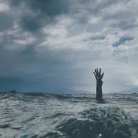 Ilustrasi orang tenggelam/Copyright unsplash.com/nikko macaspac