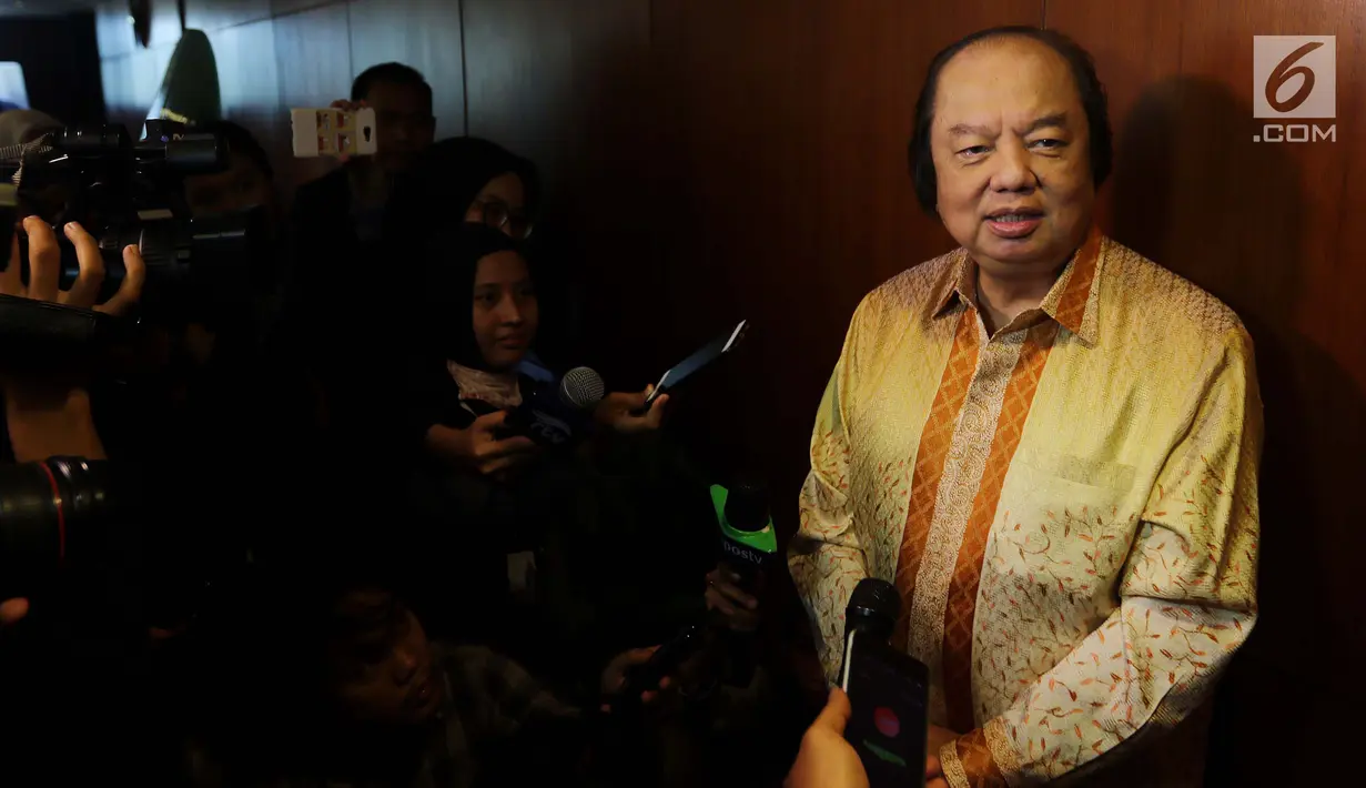 Pendiri Mayapada Group Dato Sri Tahir memberi keterangan pers usai menukarkan dolar AS dan dolar Singapura, Jakarta, Senin (15/10). Pengusaha 66 tahun kelahiran Surabaya ini menukarkan dolarnya karena inisiatif pribadi. (Liputan6.com/Johan Tallo)