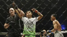 Petarung Indonesia, Stefer Rahardian, melakukan selebrasi usai mengalahkan petarung Kamboja, Shin Bunsrun, pada One Champhionship di JCC, Senayan, Sabtu (16/9/2017). Stefer hanya memerlukan satu ronde untuk mengalahkan Shin. (Bola.com/M Iqbal Ichsan)