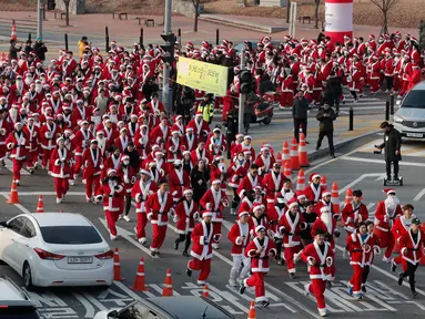 Peserta yang mengenakan kostum Sinterklas mengikuti lomba lari maraton dalam acara Santa Run 2019 di Goyang, Korea Selatan, Sabtu (7/12/2019). Sekitar 2.000 peserta berpartisipasi dalam lomba marathon lari 5 kilometer dan 10 kilometer. (AP Photo/Lee Jin-man)