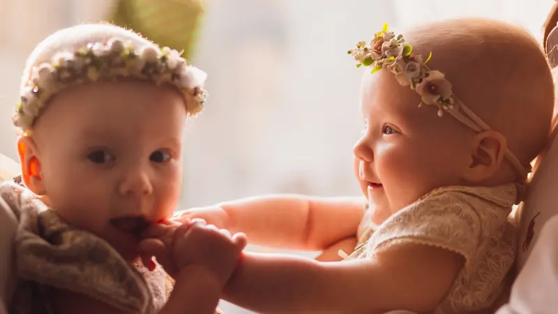 Ilustrasi bayi perempuan kembar