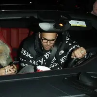 Scott Disick dan Chris Brown (via mirror.co.uk)