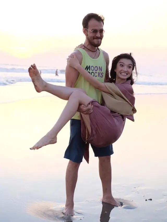 Momen Manis Raline Shah dan Adik (sumber: Instagram/ralineshah)